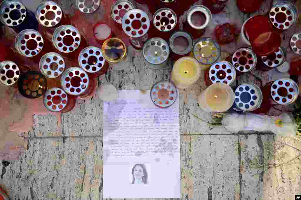 몰타의 탐사보도 전문기자 다프네 카루아나 갈리치아 씨가 차량 폭탄 테러로 사망한 가운데, 세인트줄리안의 러브메뉴먼트에 갈리치아 씨의 죽음을 애도하는 촛불과 메모가 놓여있다.