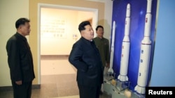 북한 김정은 국방위원회 제1위원장이 새로 건설한 국가우주개발국 위성관제종합지휘소를 방문했다고, 관영 '조선중앙통신'이 3일 전했다.
