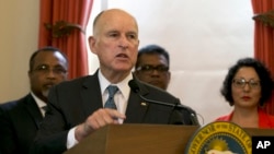 加州州長布朗6月13日在加州首府新聞發佈會上講及有關氣候議題資料照。