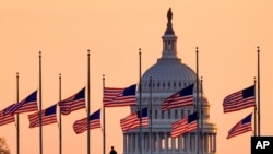 美国国会为纪念去世的前参议院多数党领袖多尔而降半旗。(2021年12月6日)