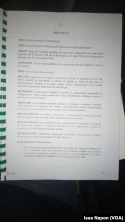 Présentation du préambule de l'avant-projet de la Constitution à Ouagadougou, au Burkina Faso, le 18 mars 2017. (VOA/Issa Napon)