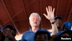 Bivši predsednik SAD Bil Klinton u fabrici za reciklažu na Haitiju