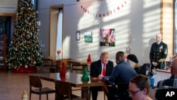 Predsednik Tramp u poseti ranjenim vojnicima u bolnici Volter Rid u Merilendu. 