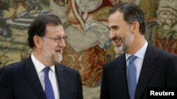 El presidente del gobierno español, Mariano Rajoy (izquierda) conversó con el rey Felipe VI después de su juramentación en el Palacio de la Zarzuela, en Madrid, España, el lunes, 31 de octubre, de 2016.