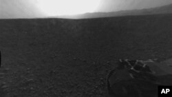 Первый кадр, переданный Curiosity с поверхности Марса
