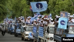 Supporters of Cambodia's opposition Sam Rainsy's party take part in a local commune election rally in Phnom Penh, June 1, 2012.