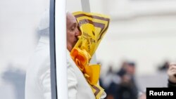 Un fiel lanza una bufanda al rostro del papa Francisco, a su llegada a la audiencia general en la plaza de San Pedro, en el Vaticano.