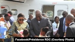 Président Félix Tshisekedi elongo na molongani wa ye Denis Naykeru bayambi folo na bana mike na bokomi na bango na libanda ya mpepo ya Mavivi, Beni, Nord-Kivu, 10 octobre 2019. (Facebook/Présidence RDC)