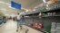 Các kệ hàng trống rỗng tại siêu thị Tesco ở Manchester, Anh, ngày 12/9/2021 vì thiếu tài xế giao hàng do đại dịch COVID-19.