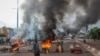 Des manifestants anti-gouvernementaux brûlent des pneus et barricadent des routes dans la capitale Bamako, au Mali, vendredi 10 juillet 2020. 