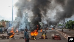 Des manifestants anti-gouvernementaux brûlent des pneus et barricadent des routes dans la capitale Bamako, au Mali, vendredi 10 juillet 2020. 