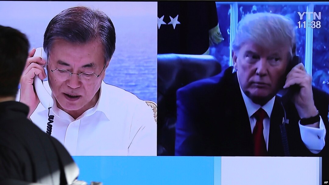 Stasiun televisi Korea Selatan melaporkan bahwa Presiden Korsel Moon Jae-in dan Presiden AS Donald Trump melakukan pembicaraan via telepon dan sepakat menunda latihan militer bersama AS-Korsel hingga pasca Olimpiade Musim Dingin. 