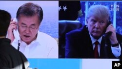 Stasiun televisi Korea Selatan melaporkan bahwa Presiden Korsel Moon Jae-in dan Presiden AS Donald Trump melakukan pembicaraan via telepon dan sepakat menunda latihan militer bersama AS-Korsel hingga pasca Olimpiade Musim Dingin. 