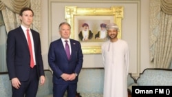 از راست به چپ: در بن حمد البوسعيدی، وزیر خارجۀ عمان، استیف ویتکاف، نمایندۀ ویژۀ رییس جمهور امریکا در امور ماموریت‌های صلح و جرد کوشنر، مشاور و داماد رییس جمهور دونالد ترمپ