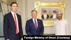 از راست به چپ: بدر البوسعیدی، وزیر خارجه عمان، استیف ویتکاف، نمایندۀ ویژۀ ایالات متحده و جرد کوشنر، مشاور غیررسمی دونالد ترمپ، رییس جمهور ایالات متحده