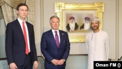 له ښي اړخه کیڼ لوري ته : د عمان د بهرنیو چارو وزیر، در بن حمد البوسعيدی، د سولې په چارو کې د ولسمشر ټرمپ ځانګړی استازی، ستیو ویتکاف او د ولسمشر ټرمپ سلاکار او زوم، جرید کوشنر 