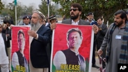 资料照片：巴基斯坦新当选议员们在议会前要求释放前总理汗。(2024年2月29日）