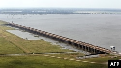 Cửa thoát lũ Morganza Spillway khi mở sẽ cho nước sông Mississippi thoát vào lưu vực Atchafalaya, Lousianna, ngày 12 tháng 5, 2011