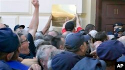 Protesti u Vukovaru zbog dvojezičnih tabli