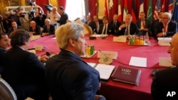 Le secrétaire d'État John Kerry, participe à un meeting sur la Syrie, à Paris, le 9 mai 2016, avec les représentants de France, Grande-Bretagne, Allemagne, Italie, Arabie Saoudite, Émirats d'Arabes unie, Qatar, Jordanie, Turquie et UE.