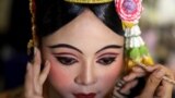 یک زن رقصنده تایلندی خود را برای اجرا در یک جشن ملی آماده می کند.
<div>&nbsp;</div>
