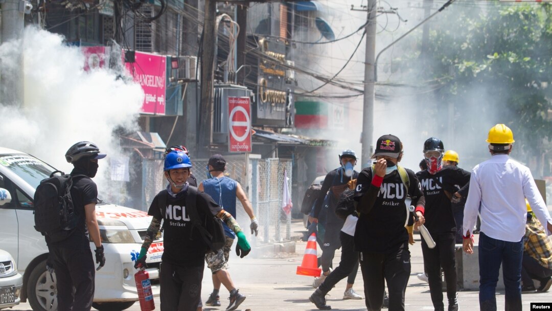 Polisi menembakkan gas air mata pada para demonstran saat mereka melarikan diri \, di Yangon, Myanmar, 8 Maret 2021. (Foto: Reuters)