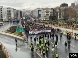 Šetnja ka Mostarskoj petlji u okviru studentske akcije " Dođi na Mostar ako imaš petlju" (foto: VoA/Stefan Miljuš)