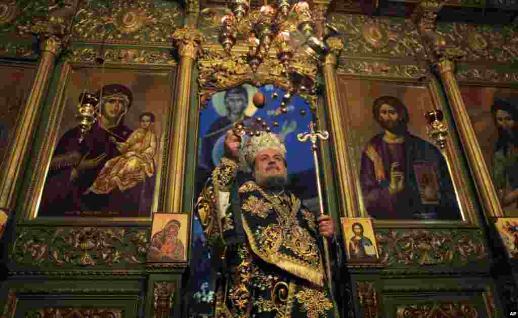 A Greek Orthodox priest officiates Christmas services at the Saint Porfirios church in Gaza City January 7, 2012. (Reuters)