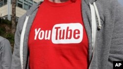 Seseorang menggunakan kaos berlambang YouTube. YouTube akan mematuhi keputusan pengadilan untuk memblokir akses di Hong Kong, China, terhadap 32 tautan video yang dianggap sebagai konten terlarang. (Foto: AP)