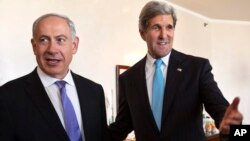 El primer ministro israelí Benjamin Netanyahu (izq.), junto al secretario de Estado John Kerry, en otro esfuerzo por reanudar los diálogos de paz entre Israel y Palestina.