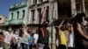 Los manifestantes portan carteles contra el gobierno en una protesta masiva en La Habana, la capital de Cuba, el 11 de julio de 2021.