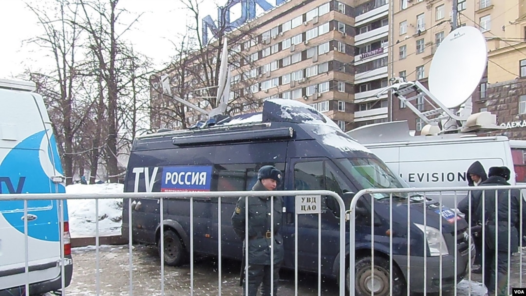 Автомобили российского телевидения в центре Москвы. Архивное фото. 