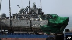 연평도 사건 당시 인양되는 천안함. (자료사진)