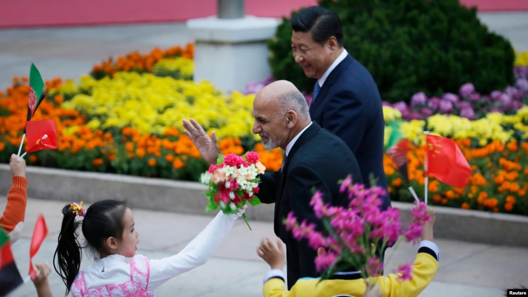 Presiden Afghanistan Ashraf Ghani Ahmadzai (kiri) dan Presiden China Xi Jinping saat upacara penyambutan di Beijing, Selasa (28/10).