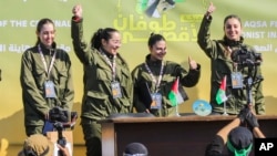 Tentara perempuan Israel yang disandera—Naama Levy, Daniella Gilboa, Karina Ariev, dan Liri Albag—memberi hormat kepada kerumunan Palestina sebelum diserahkan ke Palang Merah di Kota Gaza, Sabtu, 25 Januari 2025. (Foto: AP/Abed Hajjar)