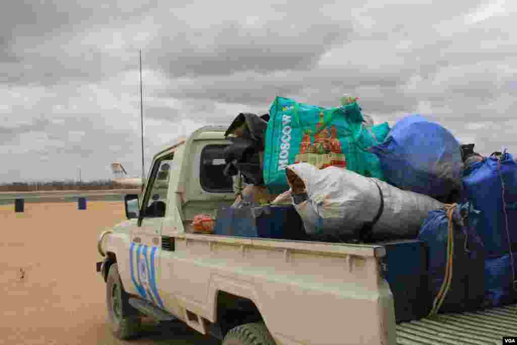 Sebuah truk berisi barang-barang para pengungsi yang direpatriasi ke Mogadishu dari kamp pengungsi Dadaab, Kenya (21/9). (VOA/Jill Craig)