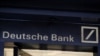 Tanda di lobi kantor pusat Deutsche Bank AS di New York City, AS, 8 Juli 2019. (REUTERS/Andrew Kelly)