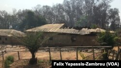 Une maison brûlée lors des attaques à Alindao, Centrafrique, le 29 novembre 2018. (VOA/ Felix Yepassis-Zembrou)