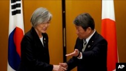 강경화 한국 외교부 장관과 모테기 도시미쓰 일본 외무상이 11월 23일 주요 20개국(G20) 외교장관 회의가 열린 나고야에서 별도로 회담을 열었다.