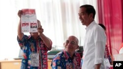 Presiden Jokowi di salah satu TPS di Jakarta, Rabu, 17 April 2019.