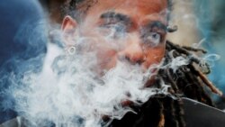 지난 10월, 미국 매사추세츠주의 베이핑(vaping) 규제에 항의하는 한 시위자가 전자담배를 피우고 있다.
