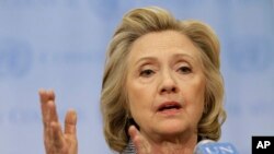 Hilary Clinton s'expliquant devant la presse mardi (AP)