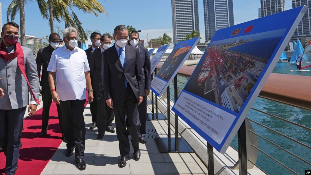 Presiden Sri Lanka Gotabaya Rajapaksa (baju putih) bersama Menlu China Wang Yi (kanan) meninjau proyek reklamasi kota pelabuhan yang didanai China di Kolombo, Sri Lanka Minggu (9/1).