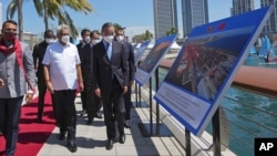 Presiden Sri Lanka Gotabaya Rajapaksa (baju putih) bersama Menlu China Wang Yi (kanan) meninjau proyek reklamasi kota pelabuhan yang didanai China di Kolombo, Sri Lanka Minggu (9/1).