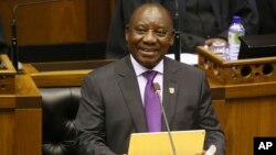 Presiden baru Afrika Selatan Cyril Ramaphosa memberikan pidato di depan Parlemen di Cape Town, hari Jumat (16/2). 