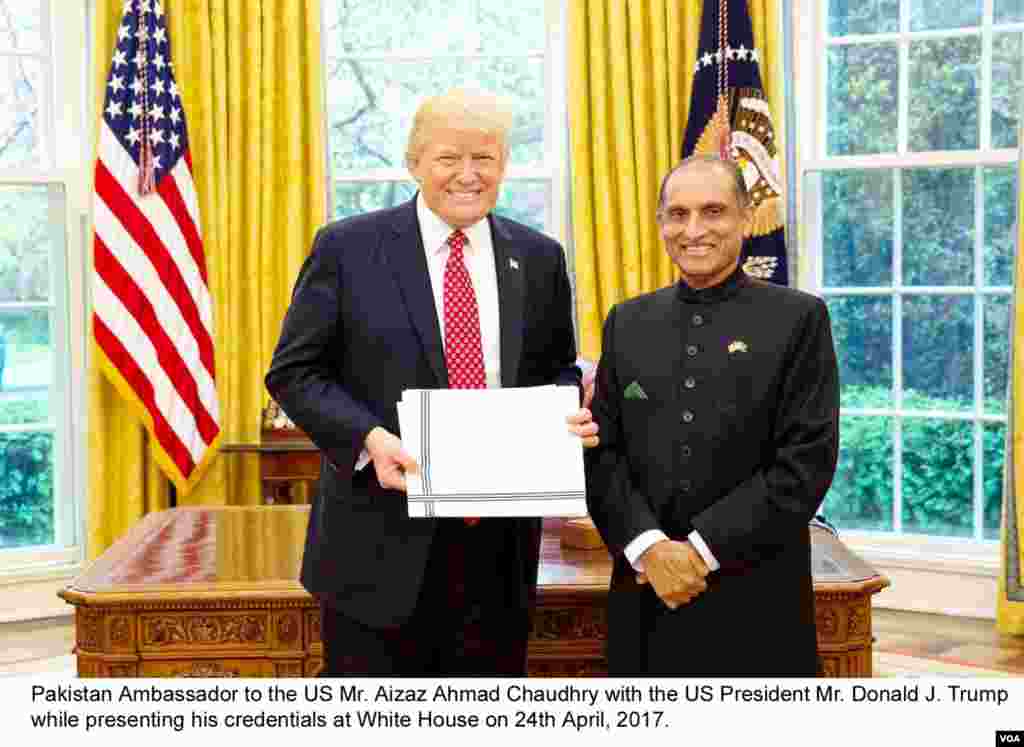 Embaixador do Paquistão para os Estados Unidos, &nbsp;Aizaz Ahmad Chaudhry, recebe as credenciais do Presidente &nbsp;Donald J. Trump na Casa Branca. 24 de Abril, 2017.