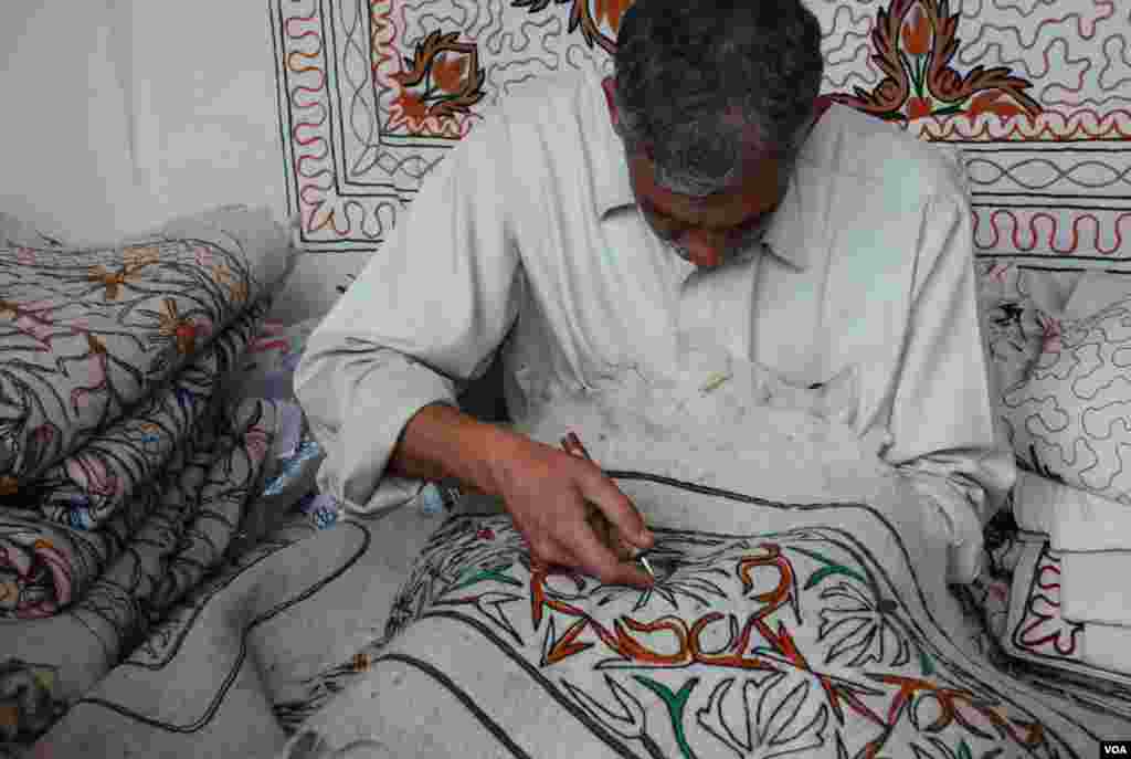 منیر احمد کشمیر کا روایتی نمدہ تیار کر رہے ہیں۔