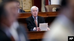 El representante Charlie Geren, de Texas, responde preguntas durante el debate sobre el proyecto de ley de "ciudades santuarios" que fue aprobado por la Cámara de Representantes de Texas, el miércoles, 26 de abril de 2017.