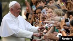 Le pape François salue des étudiants à de l'ambassafe du Vatican à Washington.24 septembre 2015.