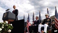 Presiden Barack Obama, yang didampingi Menhan Ash Carter dan Kastaf Gabungan Jend. Joseph Dunford, berbicara dalam sebuah upacara peringatan di Pentagon (11/9) untuk memperingati 15 tahun terjadinya serangan 11 September. (foto: AP Photo/Manuel Balce Ceneta)